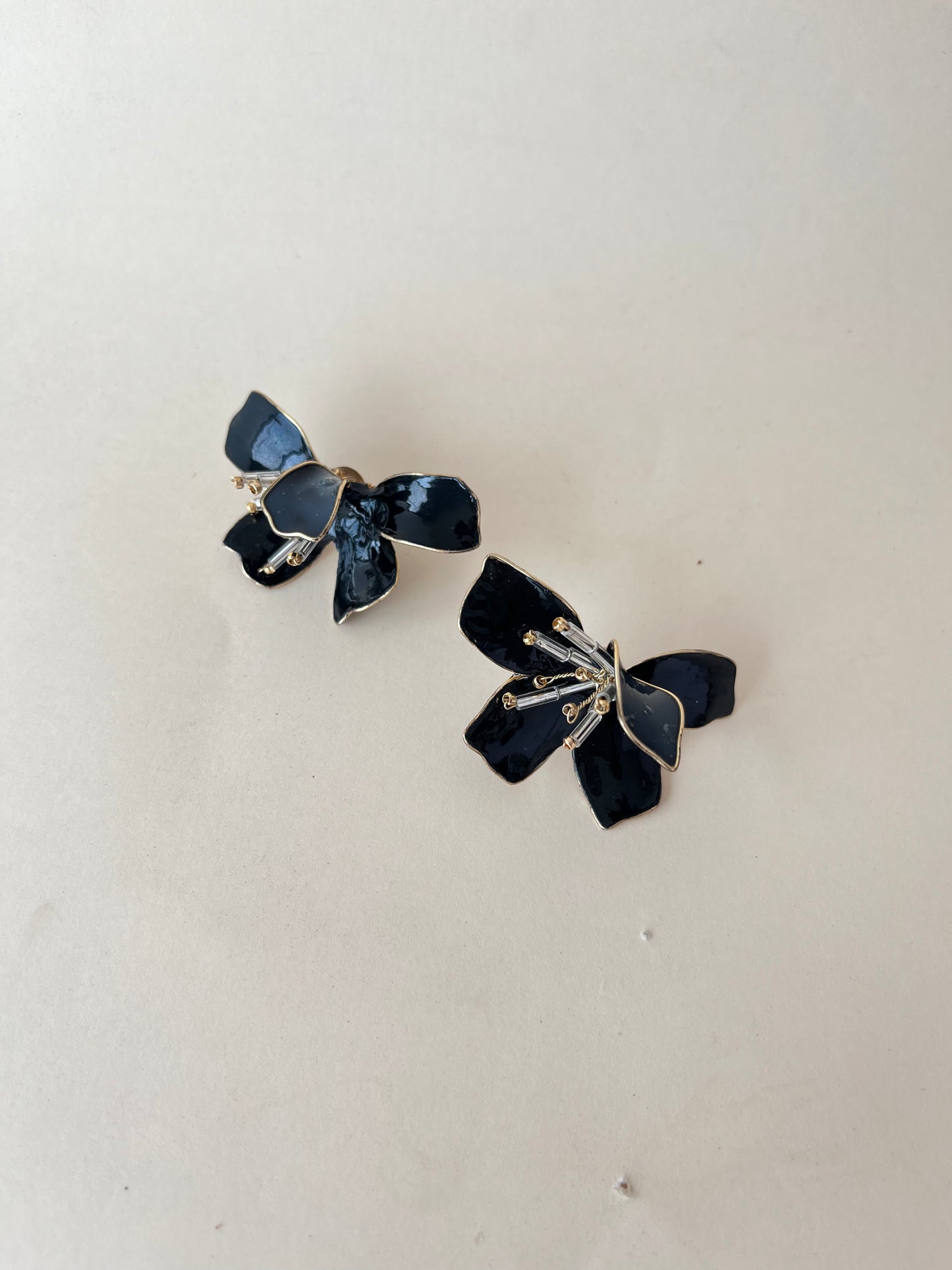 Ribbon Leaf Black