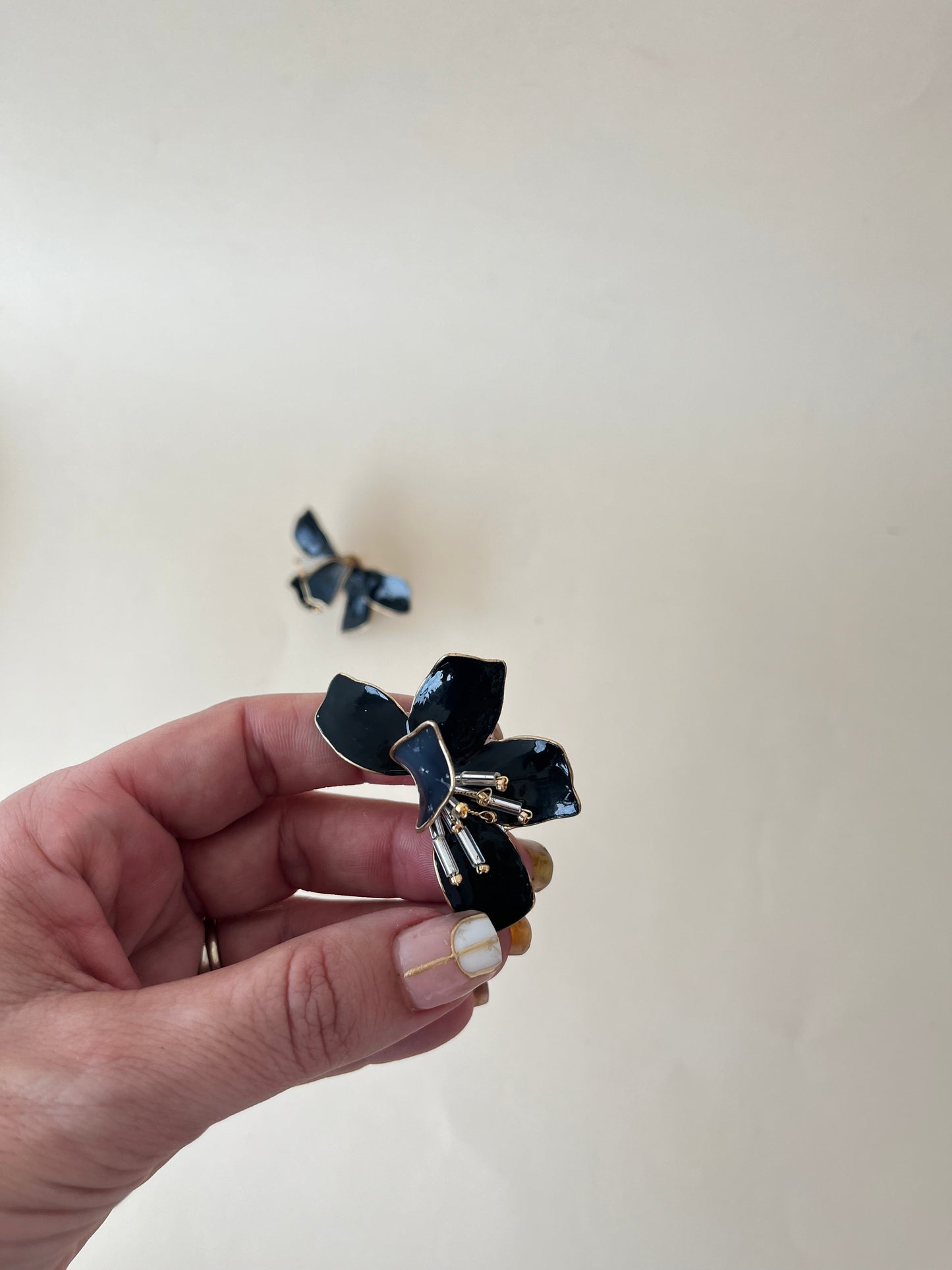 Ribbon Leaf Black